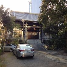 狭い境内だが、植物でうっそうとしている