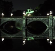 ライトアップされた二重橋が暗黒の中に浮かび上がります。