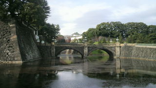 いつも内外の観光客で満ち溢れている二重橋