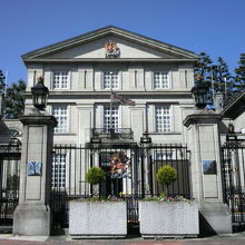 英国大使館正門の向こうに見える建物が大使館本館です。