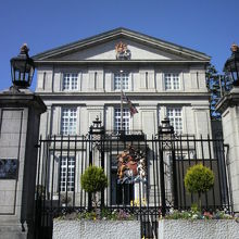 大使館本館は、灰白色の建物で、３階建となっています。