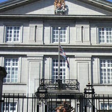 大使館本館の上部と門には、英国王室の紋章が付けられている。