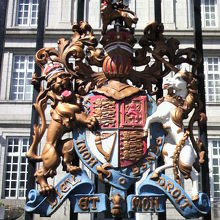 英国王室の紋章です。ライオンと一角獣が付いています。