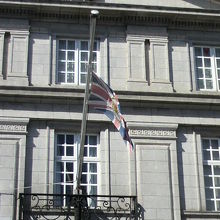 掲揚されている外交旗は、半旗になっています。