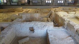 最新劇場は近未来な雰囲気なのに、地下は古代ローマ遺跡♪