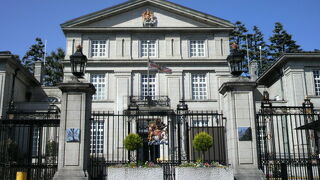 皇居の西側、一番町に位置する英国大使館は、内堀通りに面しています。