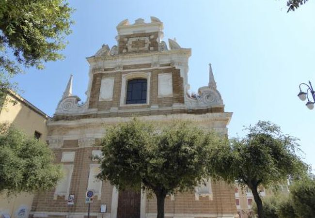 ホワイトとベージュの美しいバロック教会♪
