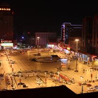 部屋から鄭州駅が見えました。