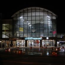 大きなドーム状の駅舎です。