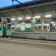 早朝の高松駅に各地へ向かう列車が並びます。