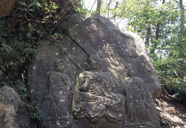 大きな石仏です!!