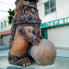 壺屋やちむん通りの入り口にあります