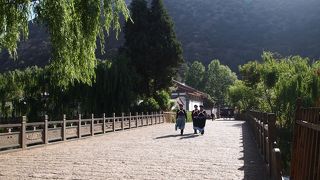 早朝の散歩とここから見える玉龍雪山の景色が素敵です。