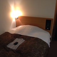 窓が薄くて車の通行音が聞こえます。