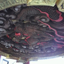 雷門の提灯の下部には、龍の彫り物が入っています。