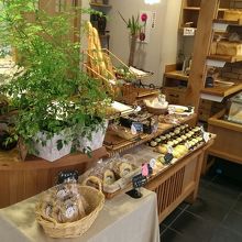 お菓子もあります。