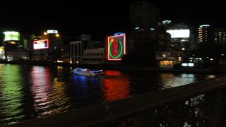 夜景が川に映り綺麗