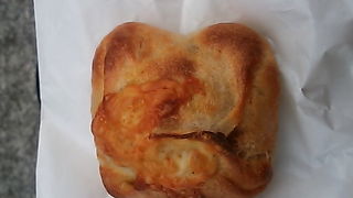 アツアツのチーズカレーパン