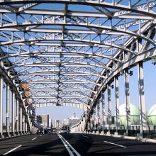 隅田川に架かる明治通りの白鬚橋（しらひげばし）