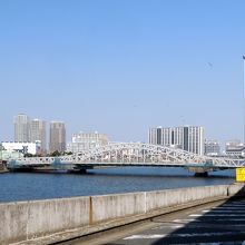 隅田川に架かる明治通りの白鬚橋（しらひげばし）
