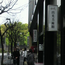 帝国劇場の標識の手前に出光美術館の標識が見えます。