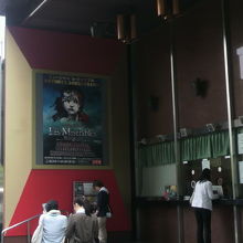 帝国劇場の横に切符売り場があります。