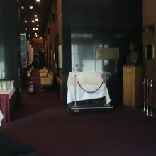 帝国劇場の内部には、受付用のカウンターがあります。