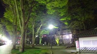 川沿いの散歩道が続く。