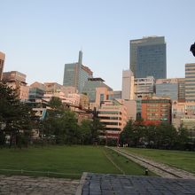 オフィス街に取り囲まれています