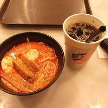 ピリ辛ラクサはいつも冷たいドリンクと一緒にいただきます