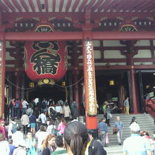 多くの人々が願い事を胸に、祈りの場に向かいます。