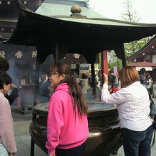 線香の煙を気になる部位にかけ、無病息災の願とともに、清めます