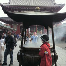 線香の煙が、あたり一面漂い、独特の雰囲気が醸し出されます。