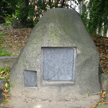 折口信夫歌碑「幼き春」