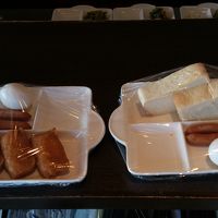 朝食　　おいなりさんかトースト