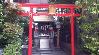 有楽町ビル入口手前にある小さな神社