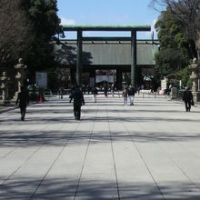 正面の階段を昇り、参道を鳥居と神門に向け進みます。