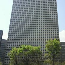 霞が関ビルを南側から見た外観です。