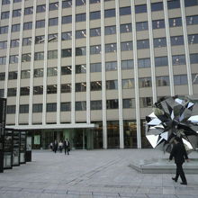 霞が関ビルの前の広大な広場です。