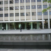 霞が関ビルの正面玄関を見た風景です。