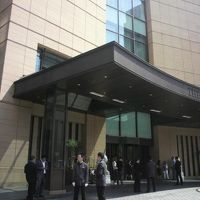 晴海通りに面している玄関には、多くの人々が車を待っています。