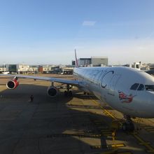 ロンドン・ヒースロー空港にて