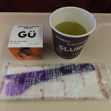 食後のデザートは激甘チョコレートケーキ。緑茶とともに。