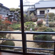 部屋から中庭を