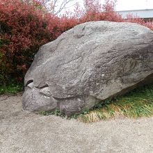 抱きしめたい表情だけど、大きすぎるし遺跡だし