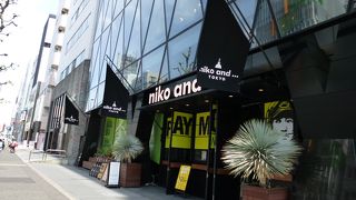 明治通り沿いの路面店です