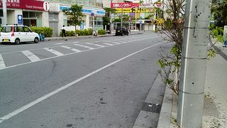 国際通りから壺屋やちむん通りにつながる通り