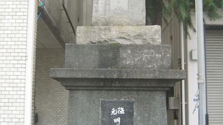 大通りに面して記念碑が立っています。