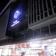 博多駅の建物内の８階にあります。