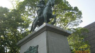 高知城の追手門を入ると高知県立図書館のわきにあります。